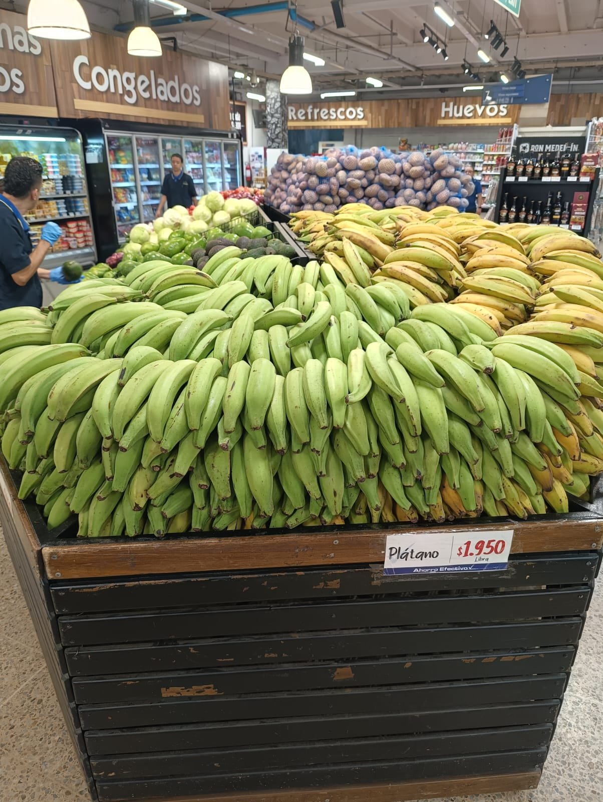 Exhibición de plátano fresco Selva en retail